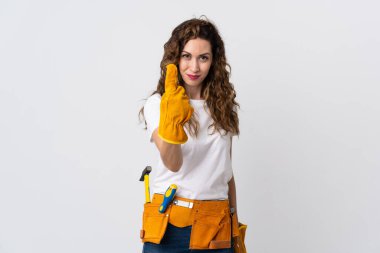 Beyaz arka planda izole genç elektrikçi geliyor.