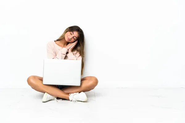 Giovane Donna Con Computer Portatile Seduto Sul Pavimento Isolato Sfondo — Foto Stock