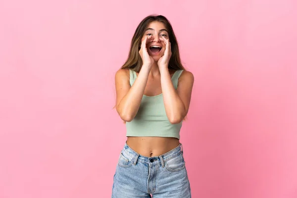 Jovem Caucasiana Isolada Fundo Rosa Gritando Anunciando Algo — Fotografia de Stock