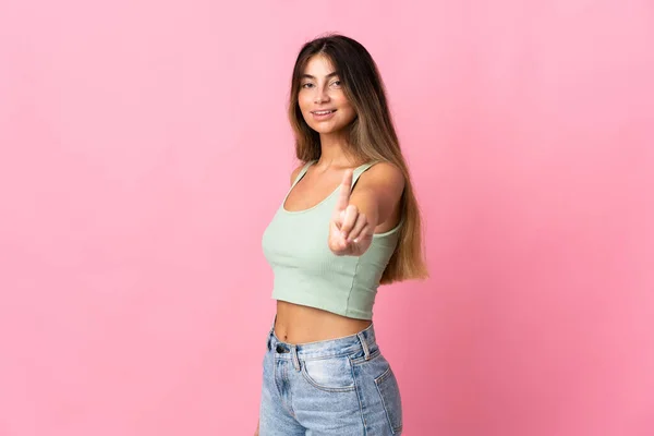 Jonge Kaukasische Vrouw Geïsoleerd Roze Achtergrond Tonen Heffen Van Een — Stockfoto