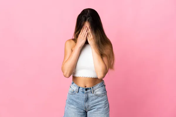 Jonge Blanke Vrouw Geïsoleerd Roze Achtergrond Met Vermoeide Zieke Uitdrukking — Stockfoto