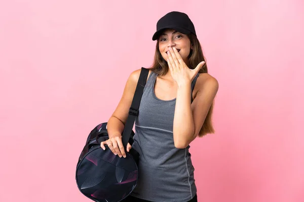 Молодая Спортивная Женщина Спортивной Сумкой Розовом Фоне Счастливый Улыбающийся Закрывающий — стоковое фото