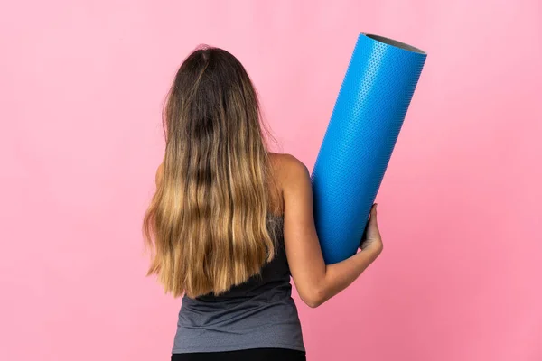 Joven Deportista Que Clases Yoga Mientras Sostiene Una Esterilla Aislada —  Fotos de Stock