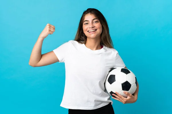 Ung Kaukasisk Kvinna Isolerad Blå Bakgrund Med Fotboll Firar Seger — Stockfoto
