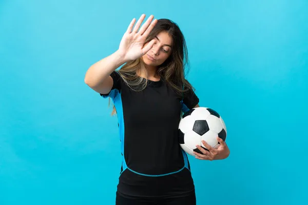 Ung Fotbollsspelare Kvinna Isolerad Blå Bakgrund Gör Stopp Gest Och — Stockfoto