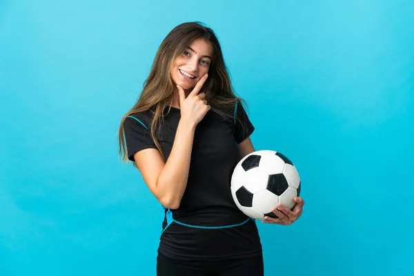 Młody Piłkarz Kobieta Odizolowany Niebieskim Tle Szczęśliwy Uśmiechnięty — Zdjęcie stockowe