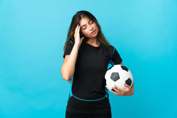 Молода Жінка Футболістка Ізольована Синьому Фоні Головним Болем — стокове фото