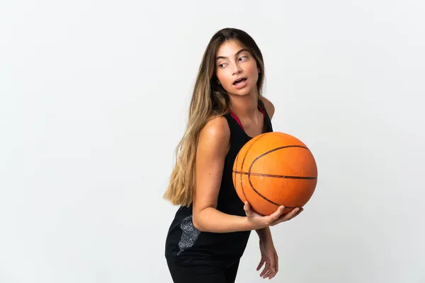 Jovem Mulher Caucasiana Isolada Fundo Branco Jogando Basquete — Fotografia de Stock