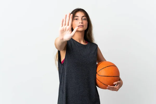 年轻女子在白人背景下孤身一人打篮球 — 图库照片