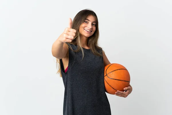 年轻女子打篮球是在白种人的背景下进行的 而且由于发生了什么好事 她的大拇指都竖起来了 — 图库照片
