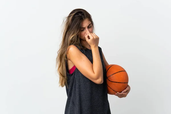 Jovem Mulher Jogando Basquete Isolado Fundo Branco Com Dúvidas — Fotografia de Stock