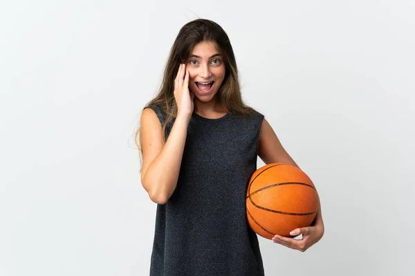 Молодая Женщина Играющая Баскетбол Белом Фоне Удивлением Шокированным Выражением Лица — стоковое фото