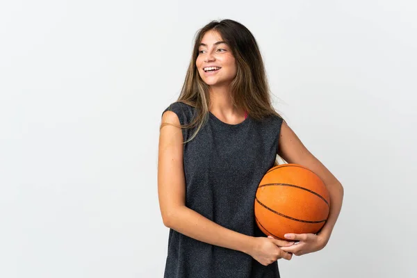 Jovem Mulher Jogando Basquete Isolado Fundo Branco Olhando Para Lado — Fotografia de Stock