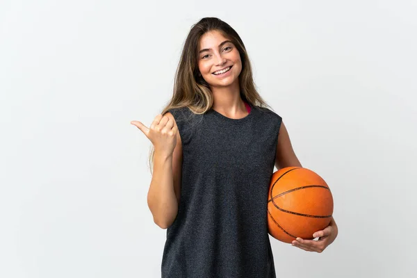 年轻女子打篮球时被白色背景隔离 她指着旁边介绍自己的产品 — 图库照片