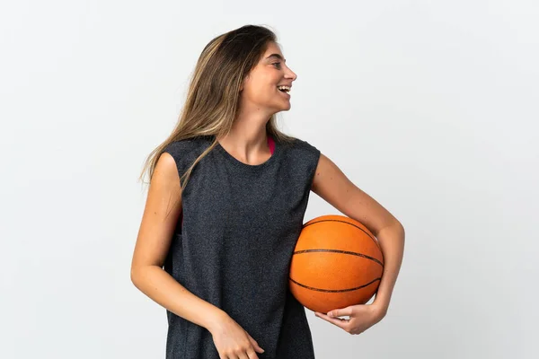 若いです女性プレーバスケットボール孤立した上に白い背景笑いで横位置 — ストック写真