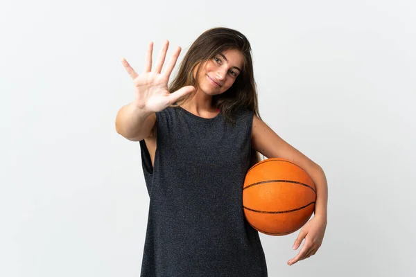 Молодая Женщина Играет Баскетбол Изолированы Белом Фоне Считая Пять Пальцами — стоковое фото