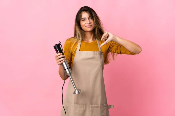 Jeune Chef Femme Utilisant Mélangeur Main Isolé Sur Fond Rose — Photo