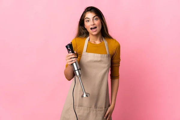 Jonge Chef Kok Vrouw Met Behulp Van Hand Blender Geïsoleerd — Stockfoto