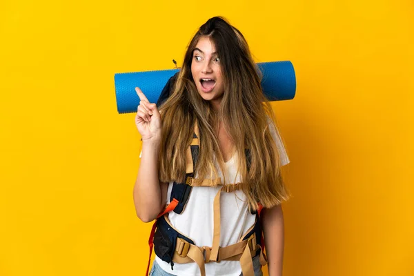 Young Mountaineer Woman Big Backpack Isolated Yellow Background Intending Realizes — Stock Photo, Image
