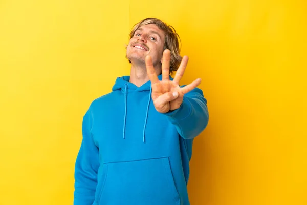 Sarışın Yakışıklı Adam Sarı Arka Planda Izole Edilmiş Mutlu Parmakları — Stok fotoğraf