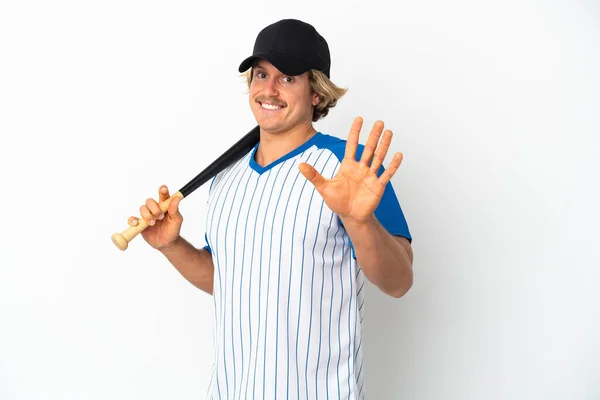 Mladý Blondýnka Muž Izolovaný Bílém Pozadí Hrát Baseball Salutování Rukou — Stock fotografie
