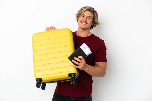 年轻的金发男子带着手提箱和护照 在白色背景下孤身一人度假 — 图库照片