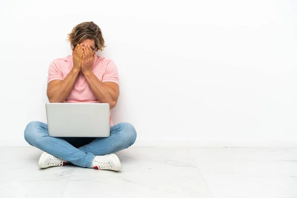 Jovem Caucasiano Sentado Chão Com Seu Laptop Isolado Fundo Branco — Fotografia de Stock