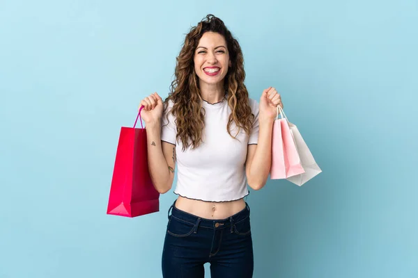 Mavi Arka Planda Izole Edilmiş Genç Beyaz Bir Kadın Alışveriş — Stok fotoğraf