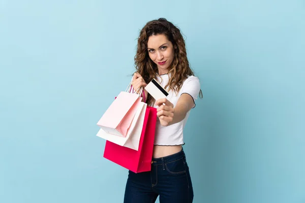 Jonge Blanke Vrouw Geïsoleerd Blauwe Achtergrond Met Boodschappentassen Een Creditcard — Stockfoto