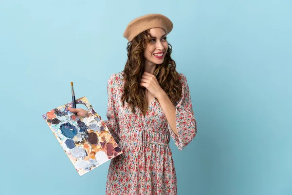 Jong Kunstenaar Meisje Met Een Palet Geïsoleerd Blauwe Achtergrond Zoek — Stockfoto