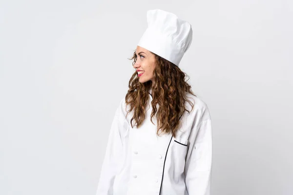 Jonge Chef Kok Vrouw Geïsoleerd Witte Achtergrond Kijken Naar Zijkant — Stockfoto