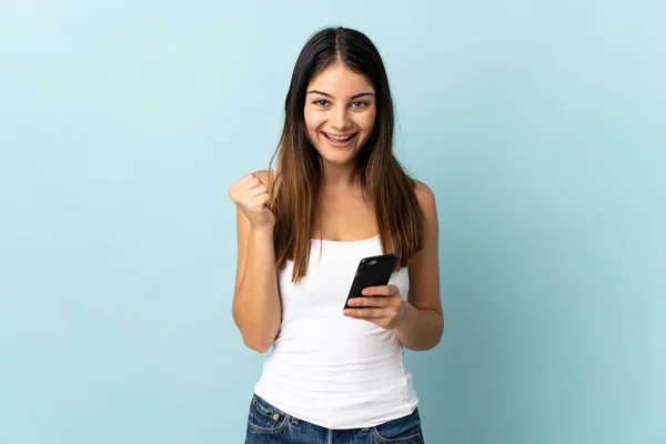 Joven Mujer Caucásica Usando Teléfono Móvil Aislado Sobre Fondo Azul —  Fotos de Stock