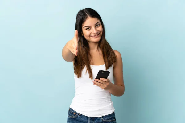 Mujer Joven Caucásica Usando Teléfono Móvil Aislado Sobre Fondo Azul —  Fotos de Stock