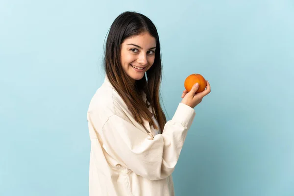 Ung Kaukasisk Kvinna Isolerad Blå Bakgrund Håller Orange — Stockfoto