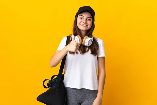 Νεαρή Αθλητική Γυναίκα Αθλητική Τσάντα Απομονωμένη Κίτρινο Φόντο Δίνοντας Αντίχειρες — Φωτογραφία Αρχείου