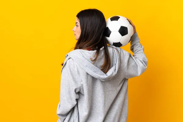 Młoda Biała Kobieta Odizolowana Żółtym Tle Piłką Nożną — Zdjęcie stockowe