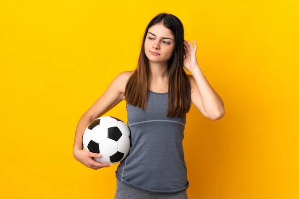 Jovem Jogador Futebol Mulher Isolada Fundo Amarelo Com Dúvidas — Fotografia de Stock