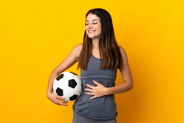 Giovane Giocatore Calcio Donna Isolato Sfondo Giallo Sorridente Molto — Foto Stock