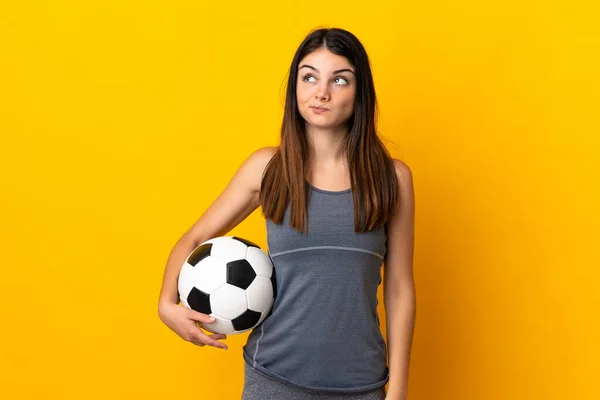 Giovane Giocatore Calcio Donna Isolato Sfondo Giallo Guardando Alto — Foto Stock