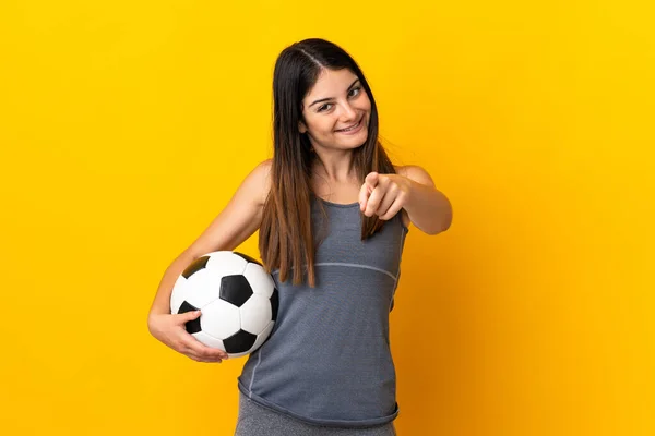 Νεαρή Γυναίκα Ποδοσφαιριστής Απομονωμένη Κίτρινο Φόντο Που Δείχνει Μπροστά Χαρούμενη — Φωτογραφία Αρχείου