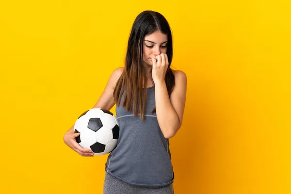 Pemain Sepak Bola Muda Wanita Terisolasi Latar Belakang Kuning Memiliki — Stok Foto