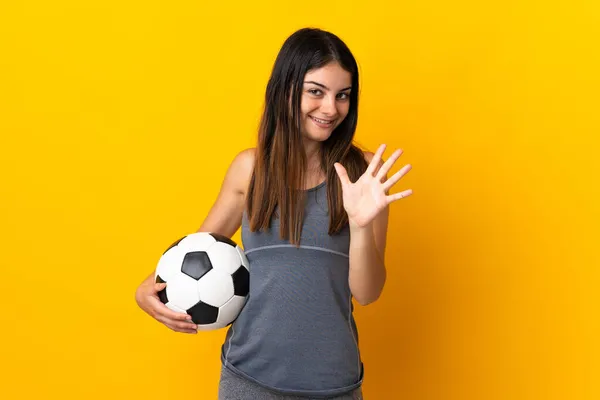 Young Football Player Woman Isolated Yellow Background Counting Five Fingers — Stock Photo, Image