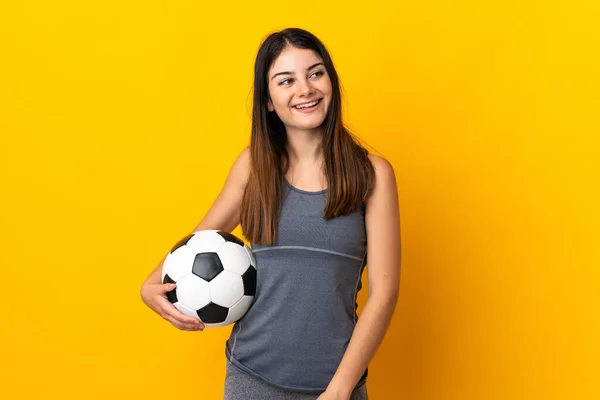 Młody Piłkarz Kobieta Izolowane Żółtym Tle Śmiech — Zdjęcie stockowe