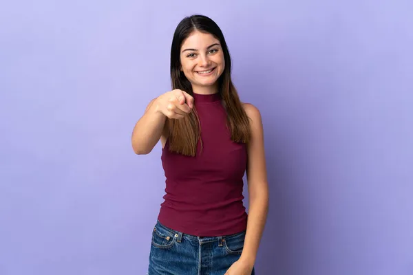 Junge Kaukasische Frau Isoliert Auf Violettem Hintergrund Mit Fröhlichem Gesichtsausdruck — Stockfoto