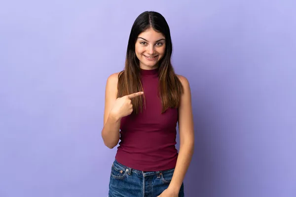 Mujer Joven Caucásica Aislada Sobre Fondo Púrpura Con Expresión Facial —  Fotos de Stock