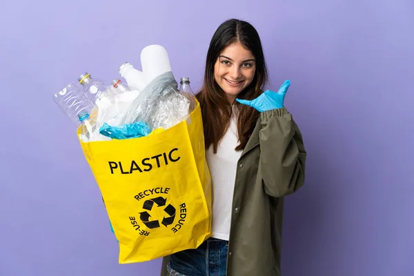 Mujer Joven Sosteniendo Una Bolsa Llena Botellas Plástico Para Reciclar —  Fotos de Stock
