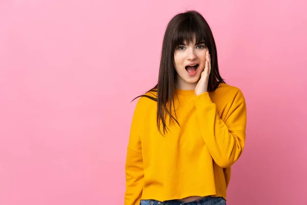 Jonge Oekraïense Vrouw Geïsoleerd Roze Achtergrond Met Verrassing Geschokte Gezichtsuitdrukking — Stockfoto