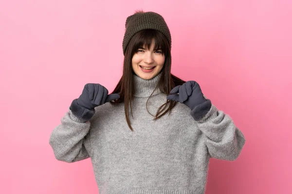 Menina Ucraniana Adolescente Com Chapéu Inverno Isolado Fundo Branco Orgulhoso — Fotografia de Stock