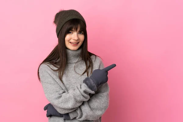 Tonåring Ukrainska Flicka Med Vinter Hatt Isolerad Vit Bakgrund Pekar — Stockfoto