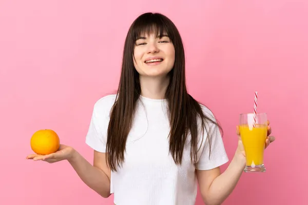 Ung Ukrainsk Kvinna Isolerad Rosa Bakgrund Håller Apelsin Och Apelsinjuice — Stockfoto